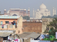 Pohled na Taj Mahal ze střechy hotelu. Agra, India