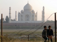 Taj Mahal z druhé strany řeky Yamuna - Agra, Indie