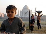 Taj Mahal z druhé strany řeky Yamuna - Agra, Indie