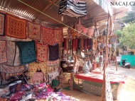 Obchod s textilem. Arambol, Goa, Indie