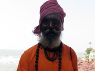 Žebravý mnich na útesu. Arambol, Goa