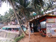 Obchůdky na útesu. Arambol. Goa, Indie