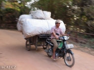 Nákladní motorka. Sihanoukville, Kambodža
