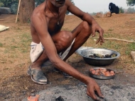 Příprava jídla. Khajuraho, Madhya Pradesh