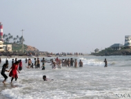Indové v moři. Kovalam Bech. Kerala, Indie