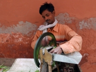 sekání zeleniny na trhu v Dillí
