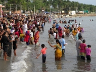 Obřad. Koupel v moři. Rameswaram, Tamil Nadu, Indie