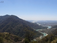 Reka Ganga uprostred hor - Rishikesh, Uttarakhand, Indie