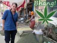BHANG - příprava z marihuany ve Varanasi, Indie