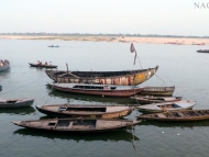 Lodě. Ganga, Ghats, Varanasi, Indie