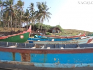 Loďě na pláži. Varkala, Kerala, indie