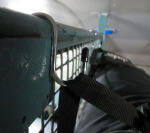 Detail háčku - uchycení batohu ve vlaku