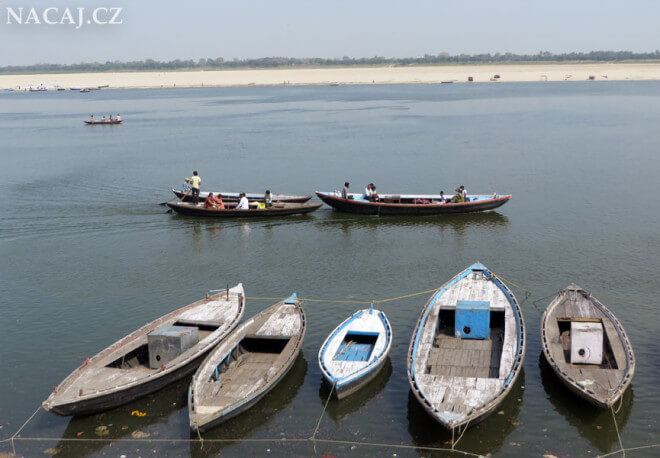 Loďky a Ganga. Varanasi, Uttar Prades