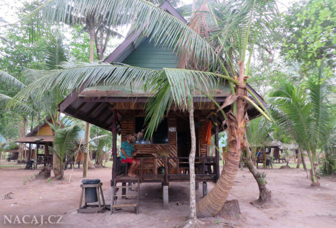 Chatka na pláži. Klong Prao, Koh Chang, Thajsko