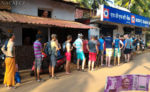 fronta na bankomat Indii.