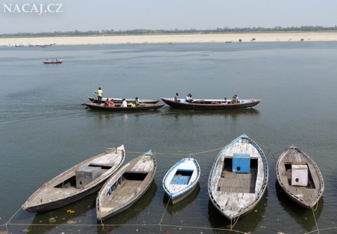 Loďky a Ganga. Varanasi Uttar Prades, Indie